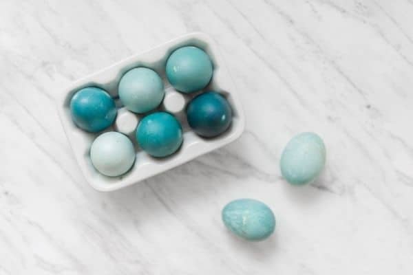 naturally dyes easter eggs